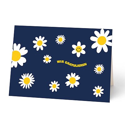 Glckwunschkarte mit Gnseblmchen auf einem blauen Hintergrund